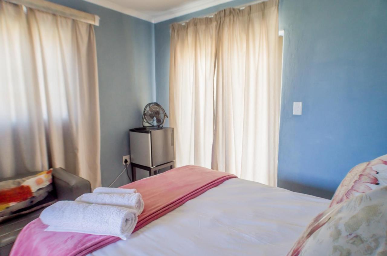 Seroloana Guest House Rustenburg Bagian luar foto