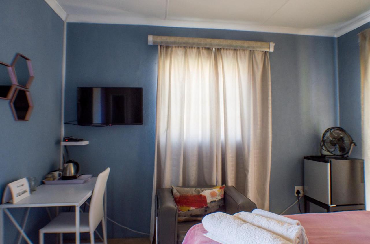 Seroloana Guest House Rustenburg Bagian luar foto