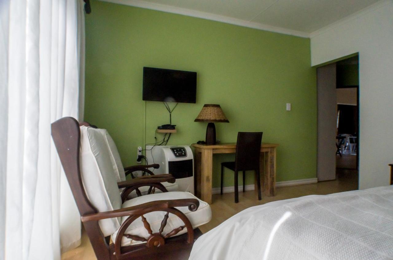 Seroloana Guest House Rustenburg Bagian luar foto