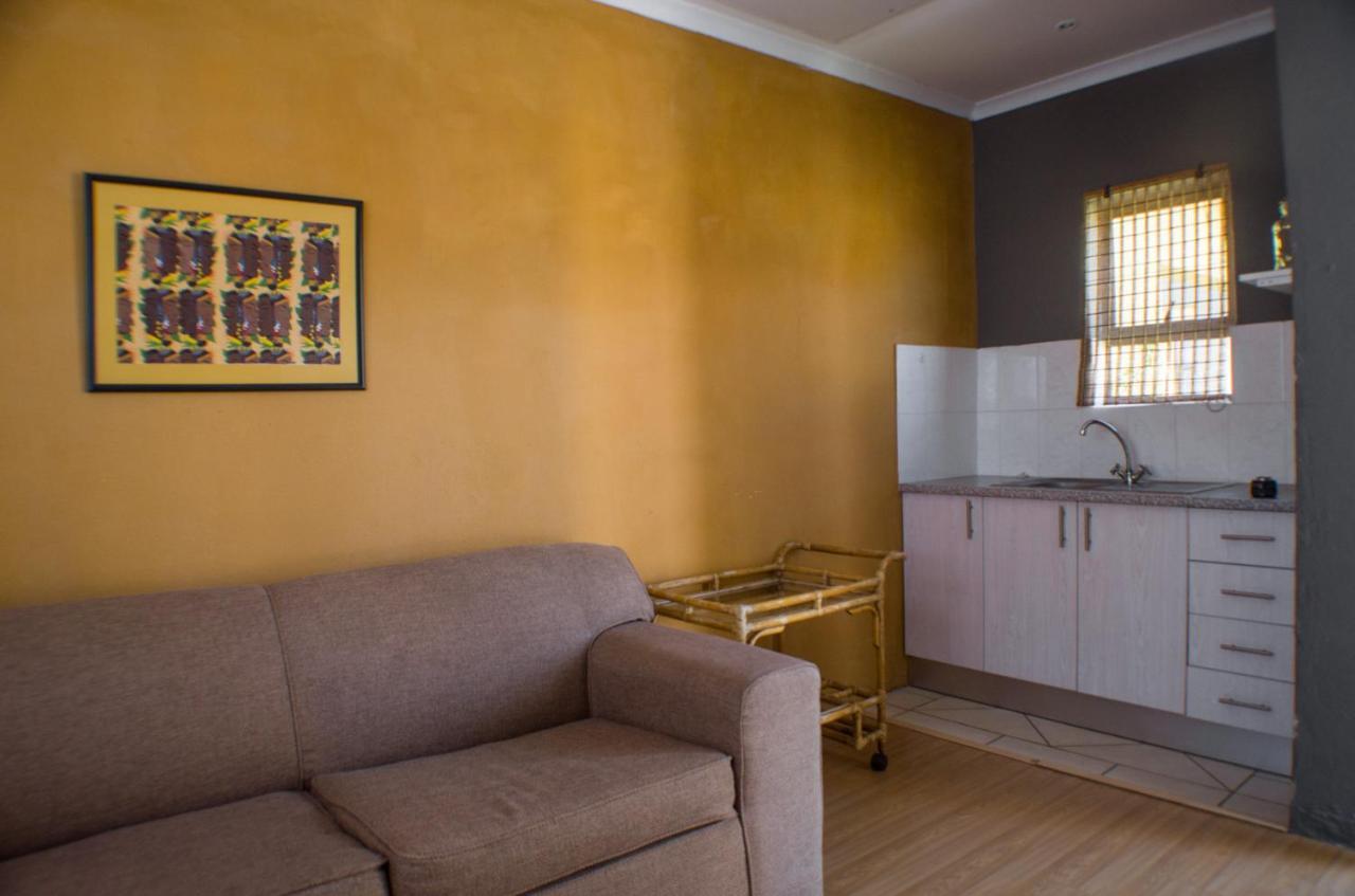 Seroloana Guest House Rustenburg Bagian luar foto