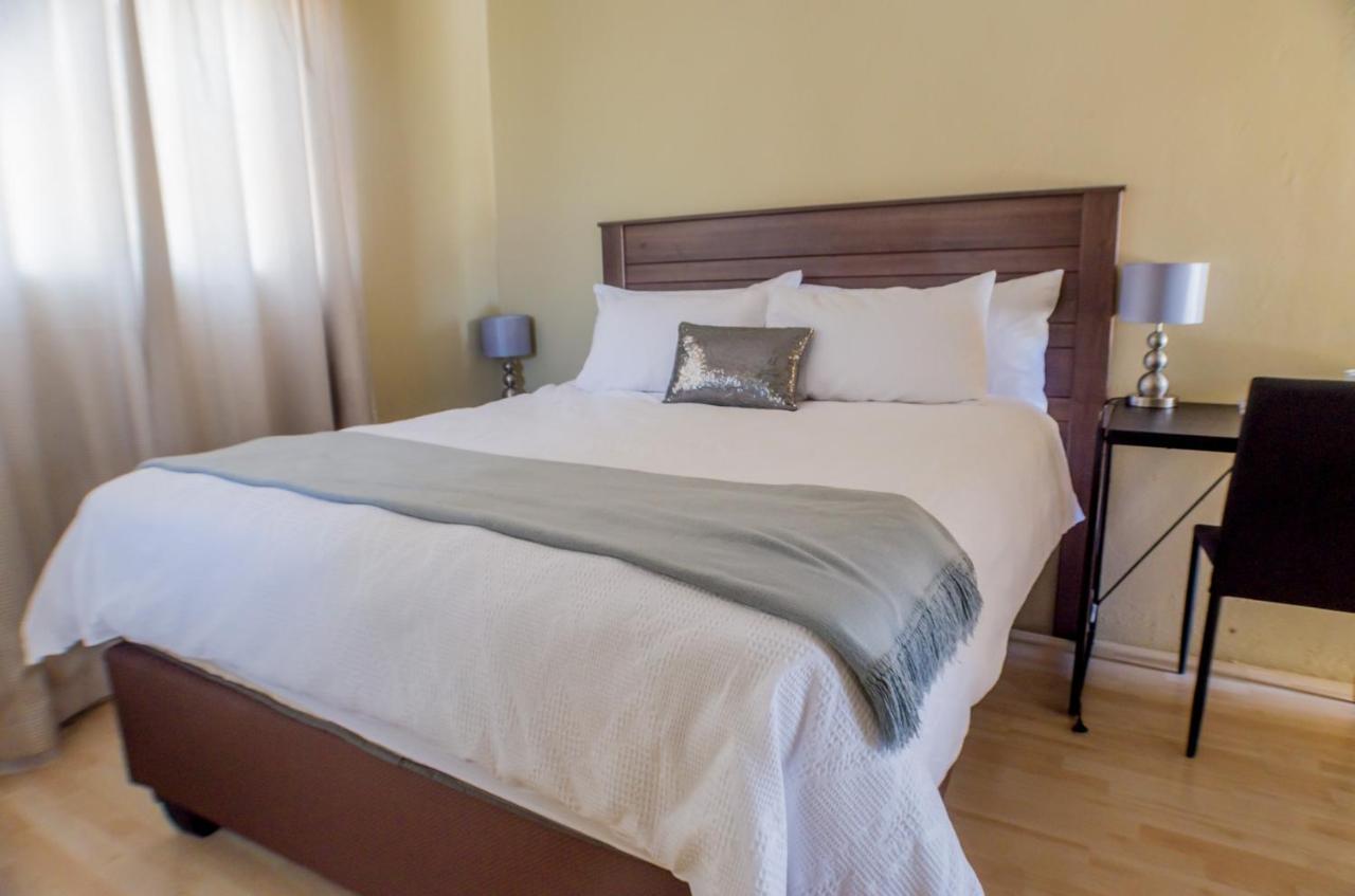Seroloana Guest House Rustenburg Bagian luar foto