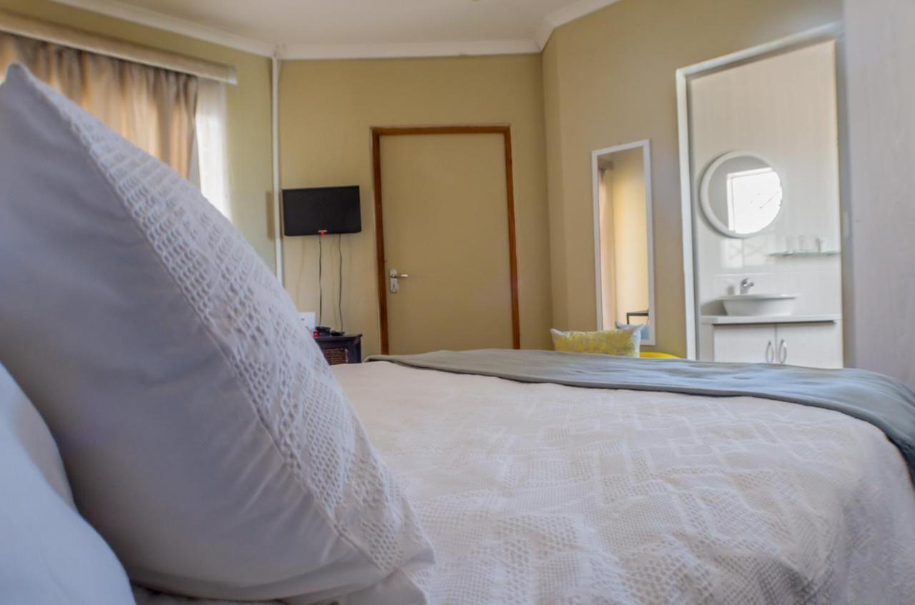 Seroloana Guest House Rustenburg Bagian luar foto